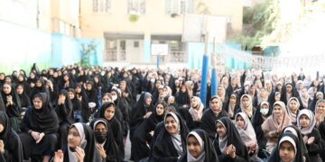 بیش از سه دهه است که زنگ این مدرسه در اول مهر به دست محمدرضا کارگری به صدا درمی‌آید