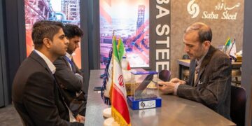 قد کشیدن صبا فولاد در جمع بزرگان (+فیلم)