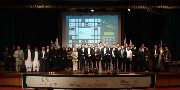 گردهمایی مدیران و فعالان اقتصادی در همایش «پیشگامان صنعت و اقتصاد»